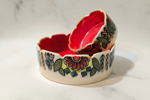 ظرف پذیرایی دو تکه جنس سرامیک درجه یک،دستساز ،لب طلایی،نقاشی شده با دست