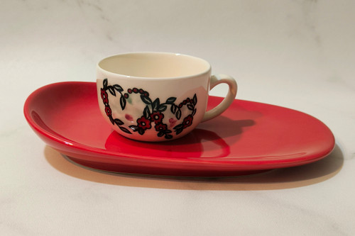 فنجان سرامیکی با طرح قلب نقاشی شده و بسیار مقام است و با نوشیدنی های داغ ترک نمی خورد.